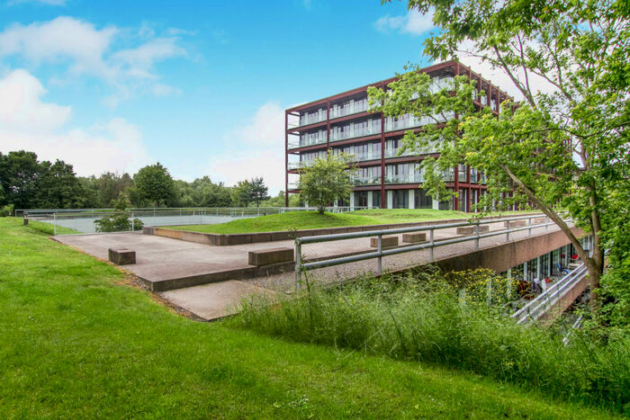 1 Bedroom Apartment To Rent In Lake Shore, BS13