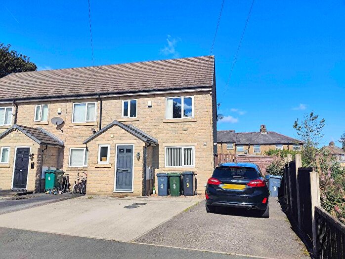 4 Bedroom End Of Terrace House For Sale In Plantation Court, Bradford, BD6