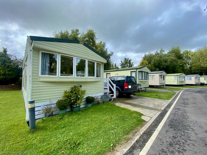 2 Bedroom Mobile/park Home For Sale In Lemonford Caravan Park, Bickington, Newton Abbot, TQ12