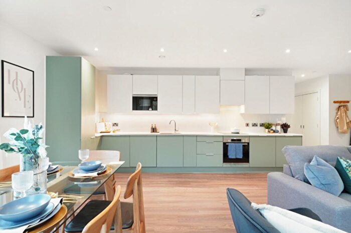 3 Bedroom Flat To Rent In The Oakgate, Randalls Way, KT22