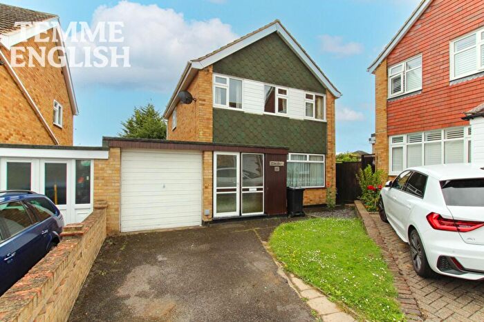 3 Bedroom Link Detached House For Sale In Burne Avenue, Wickford, SS12