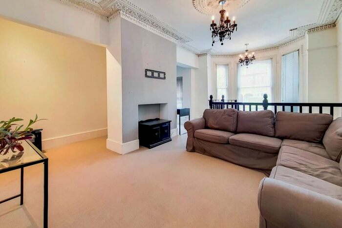 2 Bedroom Flat To Rent In Trinity Road, Tooting Bec, London, SW17