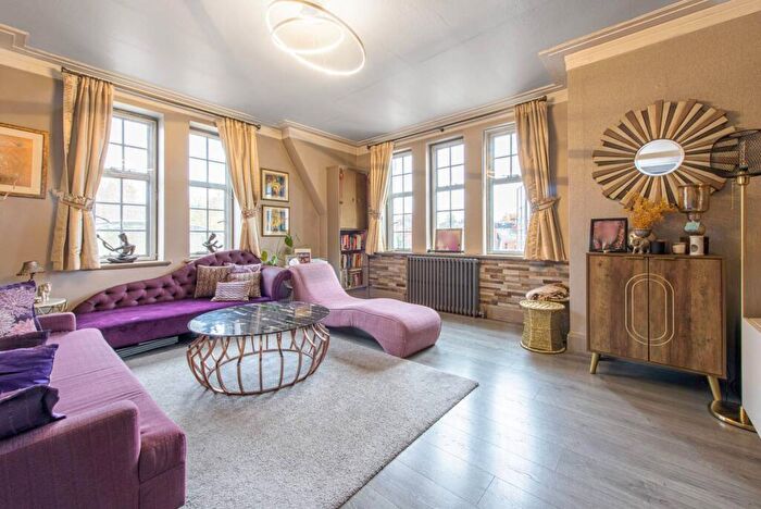 3 Bedroom Flat To Rent In Hillside Court, Hampstead, London, NW3