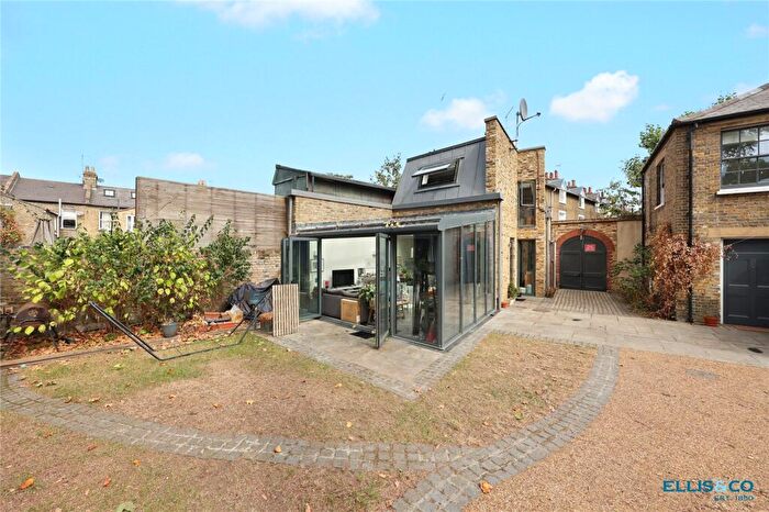 2 Bedroom Apartment To Rent In Carmelo Mews, London, E1