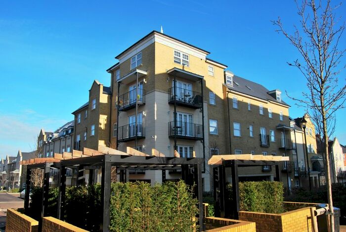 2 Bedroom Flat To Rent In Renwick Drive, Bromley, BR2