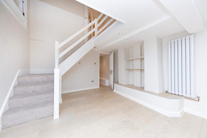 2 Bedroom Flat To Rent In Latchmere Road, SW11