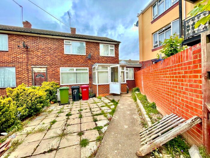 4 Bedroom End Of Terrace House To Rent In Bromycroft Road, Slough, SL2