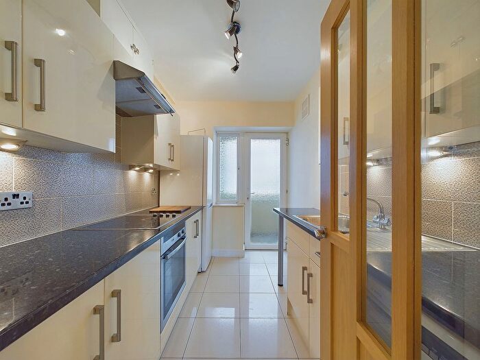 2 Bedroom Flat To Rent In Winchelsea Gardens, Worthing, BN11