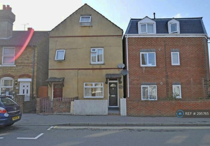 3 Bedroom Flat To Rent In Rainham, Gillingham, ME8