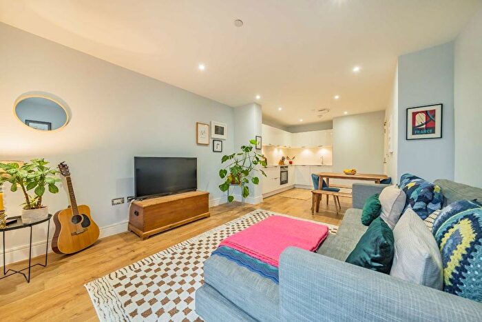 1 Bedroom Flat For Sale In Morshead Yard, Hampton, TW12