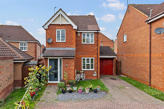 3 Bedroom Detached House For Sale In Hartland Avenue, Tattenhoe, Milton Keynes, MK4