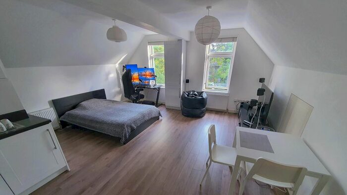 Studio To Rent In Barclay Road, Croydon, CR0
