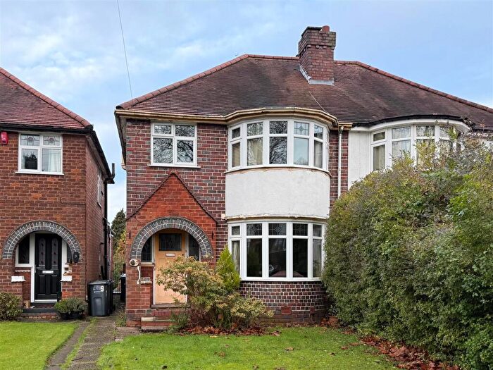 3 Bedroom Semi Detached House For Sale In Lyncourt Grove, Quinton, Birmingham, B32