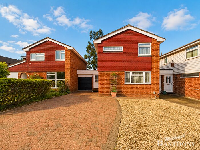 3 Bedroom Link Detached House For Sale In Lynwood Road, Aylesbury, HP21