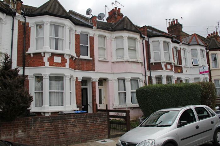 2 Bedroom Flat For Sale In Sandringham Road, Cricklewood, NW2