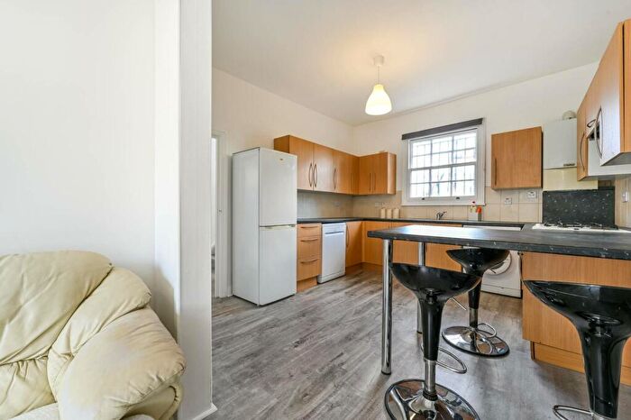 3 Bedroom Maisonette To Rent In King Henrys Walk, Dalston, London, N1