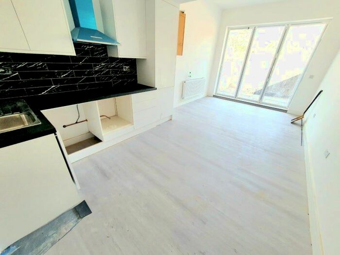 3 Bedroom Flat To Rent In Queens Drive, London, N4