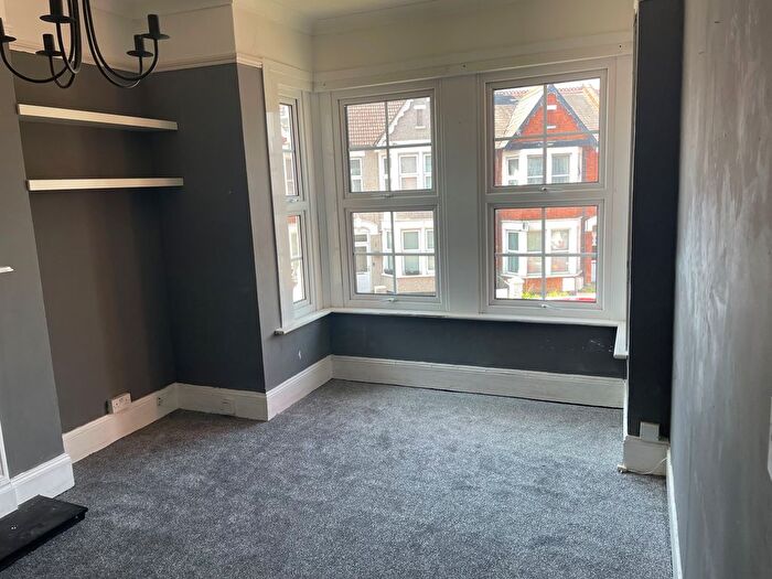 2 Bedroom Flat To Rent In Hamlet Court Road, Westcliff-On-Sea, SS0