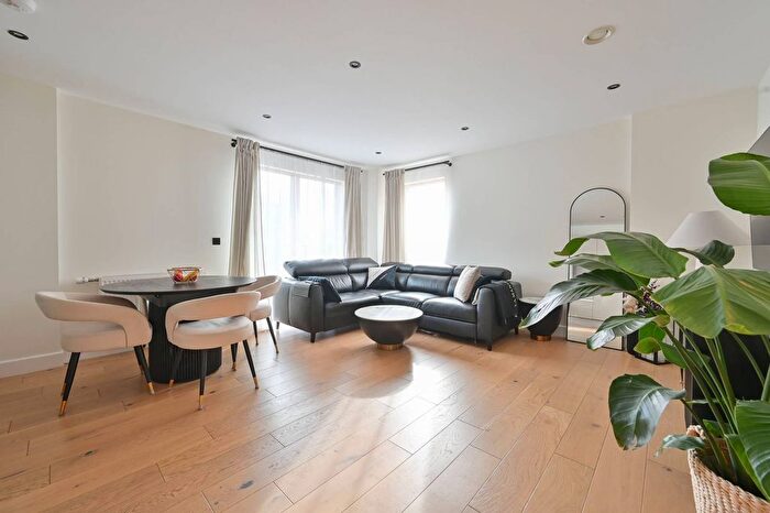 2 Bedroom Flat For Sale In Maple Lodge, Watford, WD18