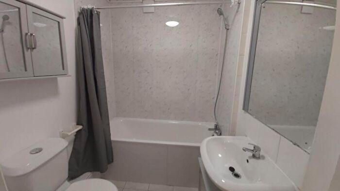 2 Bedroom Flat To Rent In Howard Road, SE25