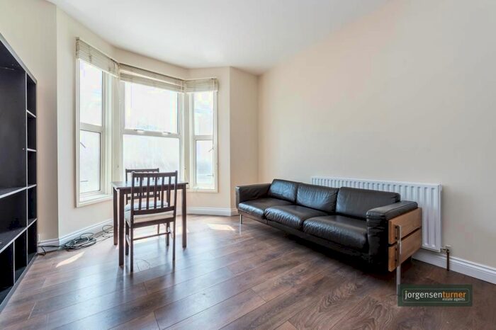 2 Bedroom Flat To Rent In Sterne Street, Shepherds Bush, London W12