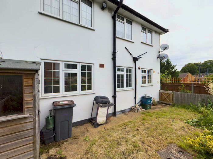 2 Bedroom Ground Flat For Sale In Campden Road, South