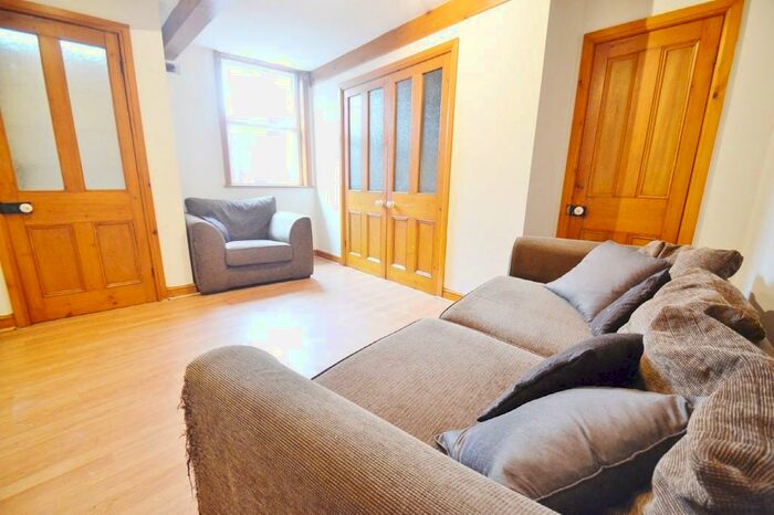 1 Bedroom Apartment To Rent In Oakwood Avenue, Oakwood, LS8