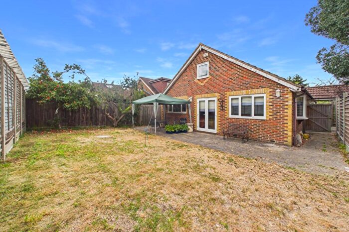 4 Bedroom Bungalow For Sale In Shepherds Lane, Dartford, Kent, DA1