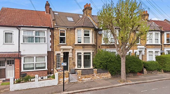 2 Bedroom Flat For Sale In Newport Road, Leyton, E10