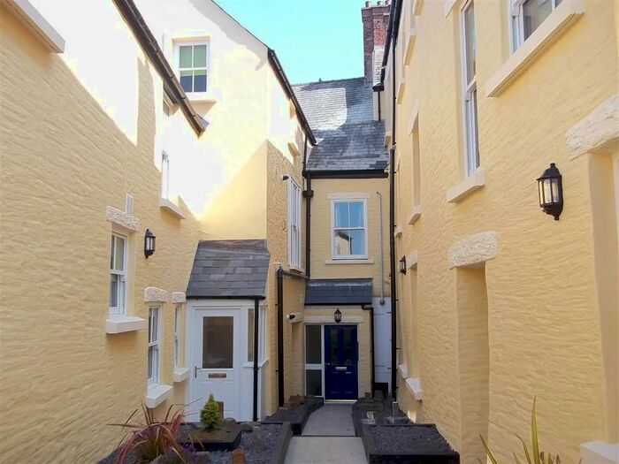 2 Bedroom Cottage To Rent In Main Street, Pembroke, SA71