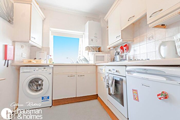 2 Bedroom Flat To Rent In Elmcroft Crescent, Golders Green, NW11