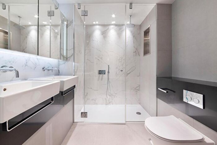 2 Bedroom Apartment To Rent In Harcourt Tower, Marsh Wall, London, E14