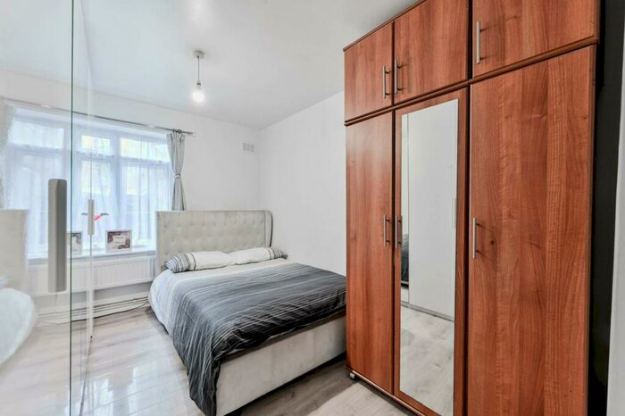3 Bedroom Flat To Rent In St Peters Street, Angel, London, N1