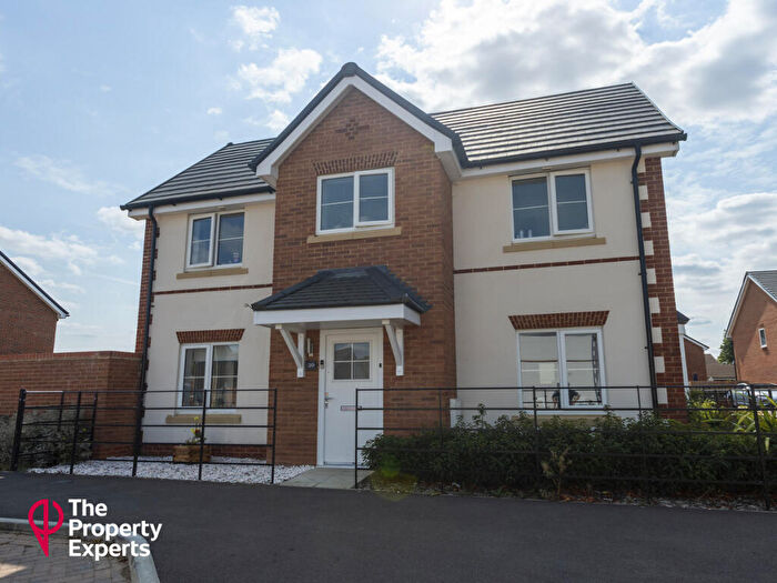 3 Bedroom Semi-Detached House For Sale In Deanlands Farm Way, Hook, RG27