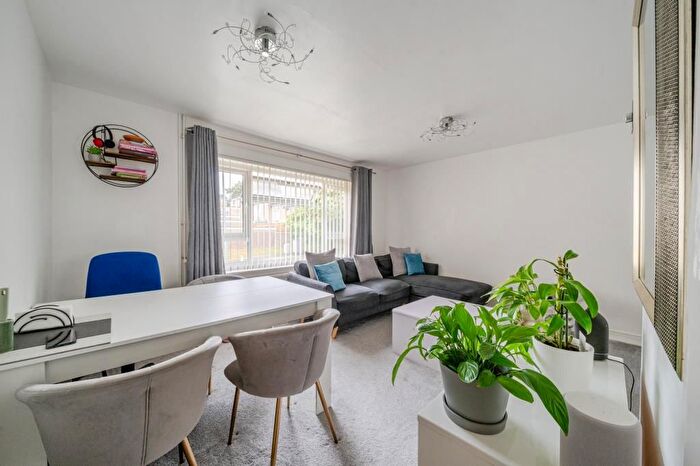 1 Bedroom Flat For Sale In High Wycombe, Downley, Buckinghamshire, HP13