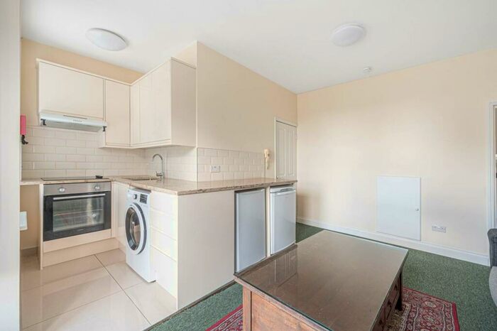 1 Bedroom Flat To Rent In Bowes Road, New Southgate, London, N11