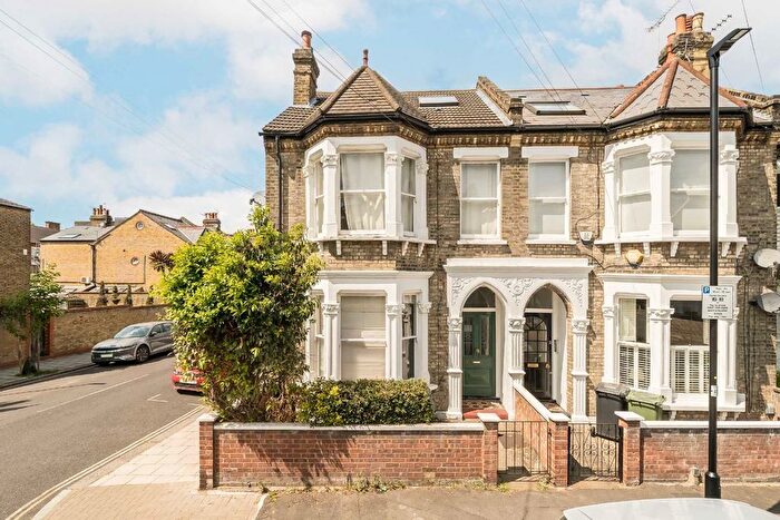 3 Bedroom Flat To Rent In Elms Crescent, Clapham, SW4