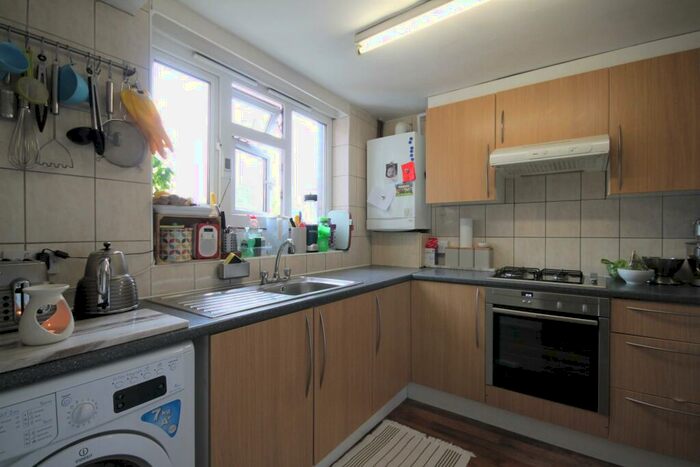 2 Bedroom Flat To Rent In Tredegar Road, Bounds Green, N11