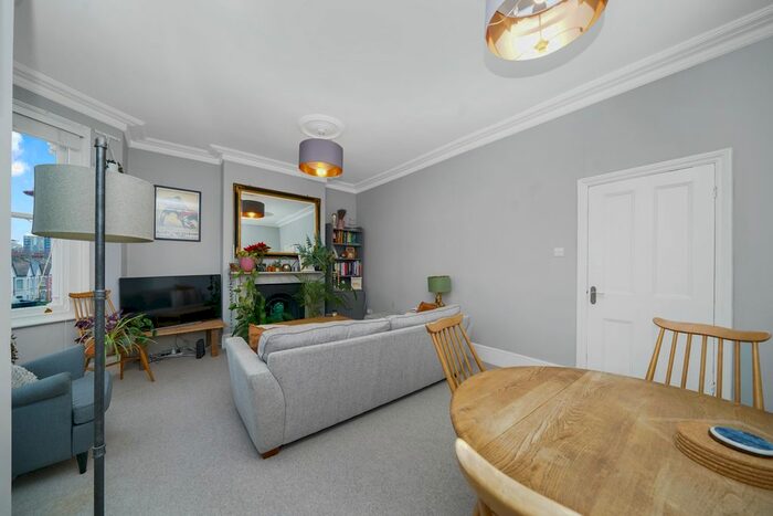 2 Bedroom Flat To Rent In Wightman Road, Harringey, N8