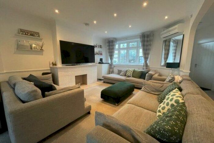 4 Bedroom Bungalow To Rent In Kensington Drive, Woodford Green, IG8