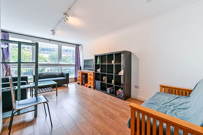 3 Bedroom Flat To Rent In Cyrus Street, Islington, London, EC1V