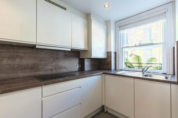 2 Bedroom Flat To Rent In Hillgate Place, London, SW12