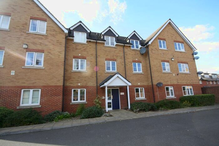 2 Bedroom Flat To Rent In Harvey Road, Slough, SL3