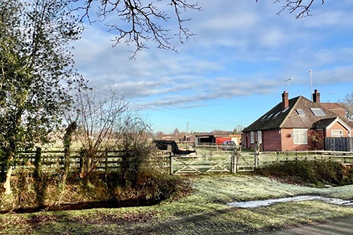 2 Bedroom Bungalow For Sale In Mockbeggar Lane, Ringwood, BH24