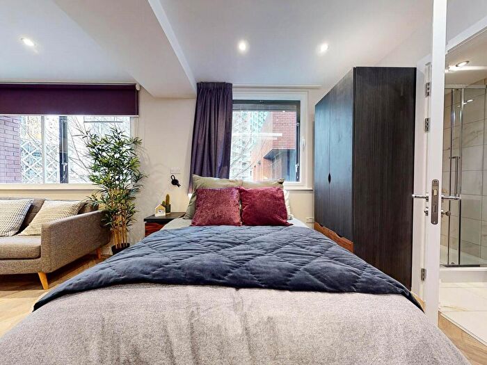 Apartment To Rent In Apt, Live Oasis Wade Lane #, LS2