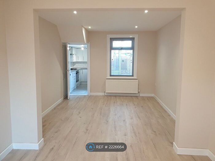 2 Bedroom Terraced House To Rent In Northfield Road, Reading, RG1