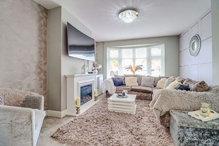 4 Bedroom Semi-detached House For Sale In Packer Avenue, Leicester Forest East, LE3