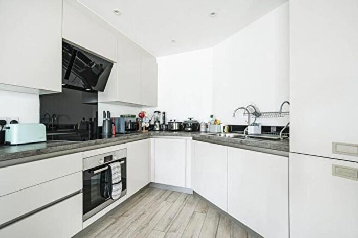 2 Bedroom Flat To Rent In New Willow House, Plaistow Road, London, E13