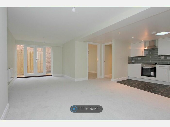 2 Bedroom Flat To Rent In High Street, Andover, SP10