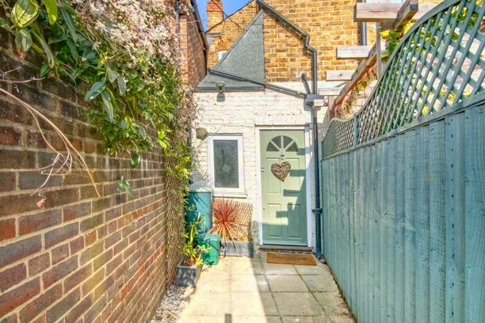 2 Bedroom Flat To Rent In High Street, Thames Ditton, KT7